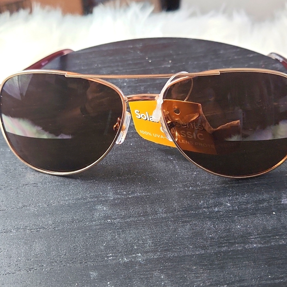 NWT, Classic Fashion Sunglasses, 100% UVA-UVB lens protection. Brown handles
